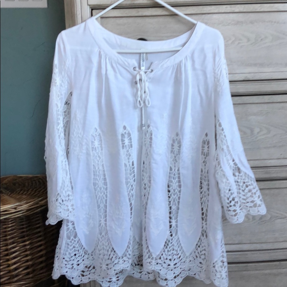 Embroidered white blouse with accents